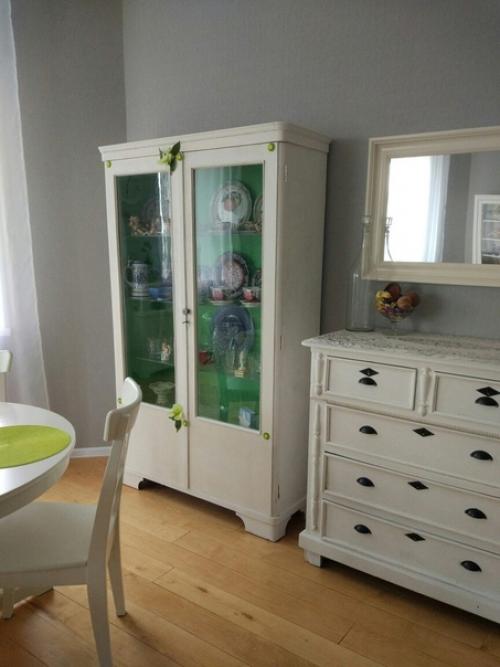 У нас после ремонта остался старый сервант. 04