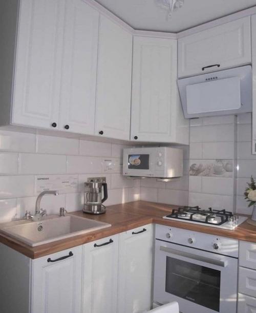 Это моя простенькая кухонька на пять с половиной квадратных метров. 03