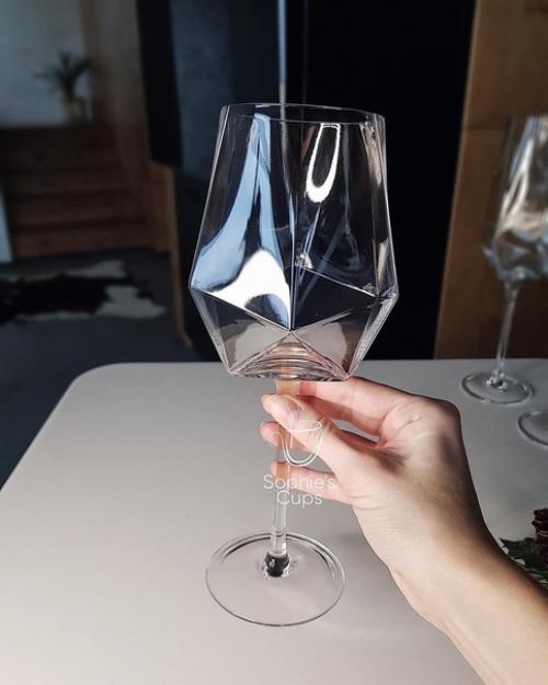 Оригинальные бокалы - идеальный вариант для ценителей стильной посуды.