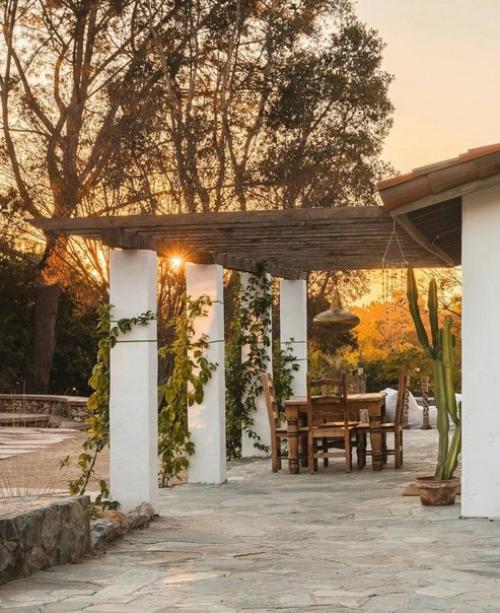 В нём есть все, что нужно для того, чтобы приятно провести летние месяцы. 02