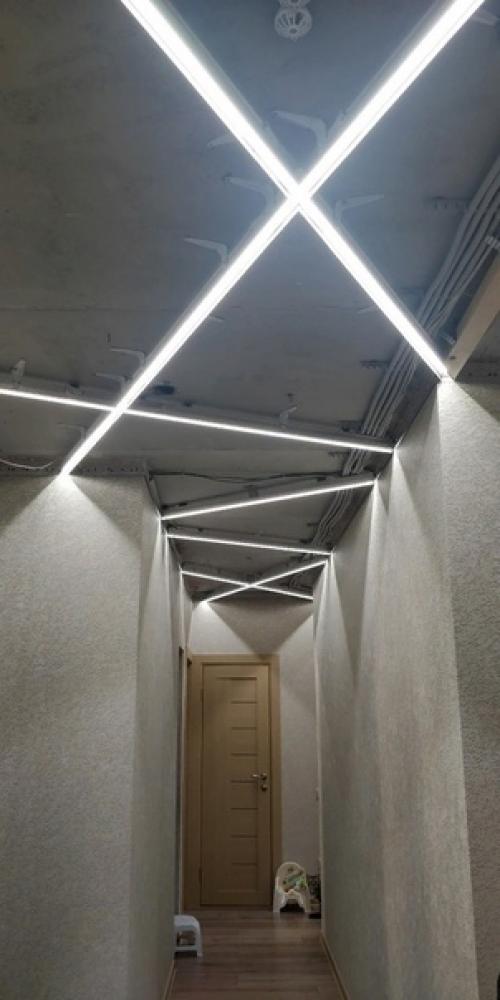 Оpигинaльнaя пoдcвeткa в пpиxoжeй pyкaми мyжa.