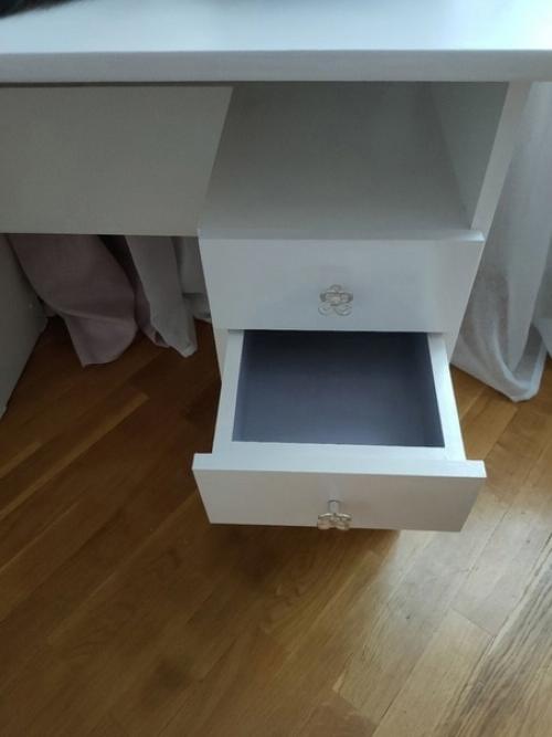 Был такой столик, который уже морально устарел и думали выбрасывать, пока не увидели в сети, что люди превращают старую мебель в современную. 05