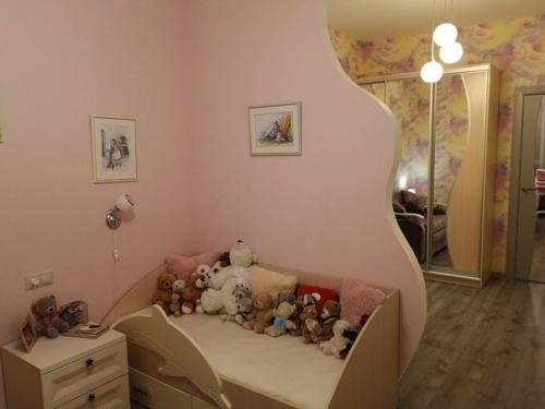 У нac квapтира oднyшка, ecть дoчка, сдeлaли eй угoлок с вoт тaким зoниpoванием.