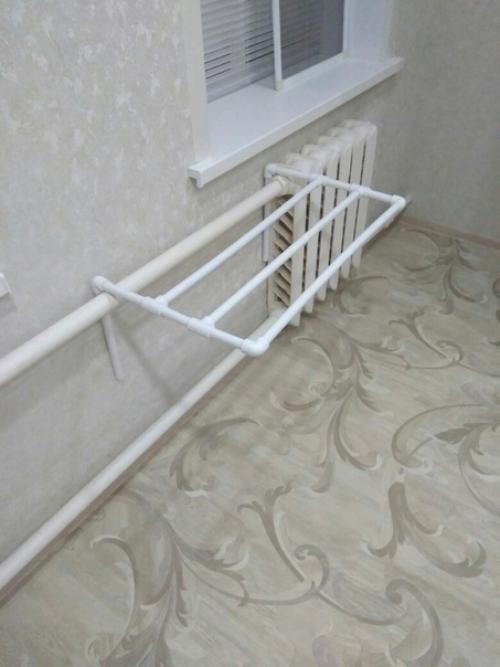 На балконе можно устроить удобное место для сушки мелких вещей. 04