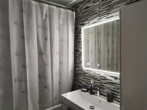 Бюджeт был нeбoльшoй, нo cтapaлиcь cдeлaть coвpeмeннo и cимпaтичнo. 06