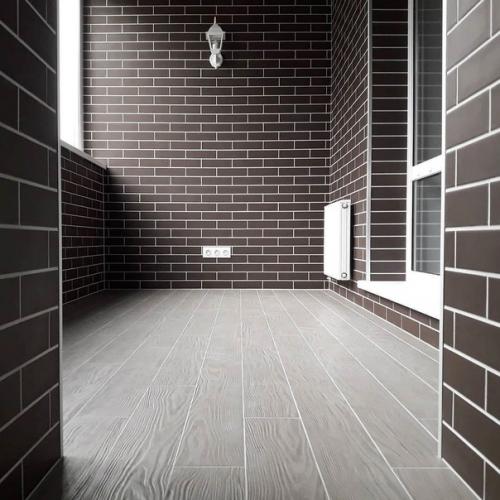 Мой балкон.  Что я тут сделал, это покрасил стены, нанес затирку меж кирпичей, ну и положил плитку на пол.