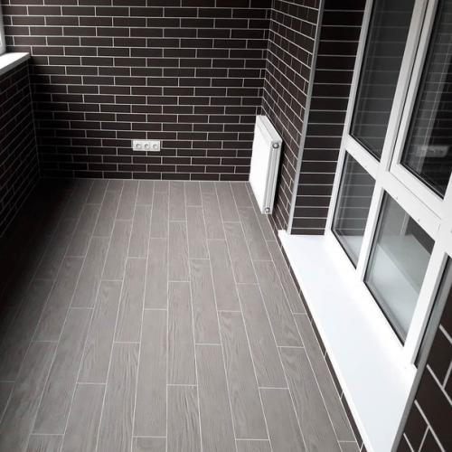 Мой балкон.  Что я тут сделал, это покрасил стены, нанес затирку меж кирпичей, ну и положил плитку на пол. 03