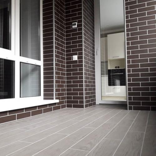 Мой балкон.  Что я тут сделал, это покрасил стены, нанес затирку меж кирпичей, ну и положил плитку на пол. 01