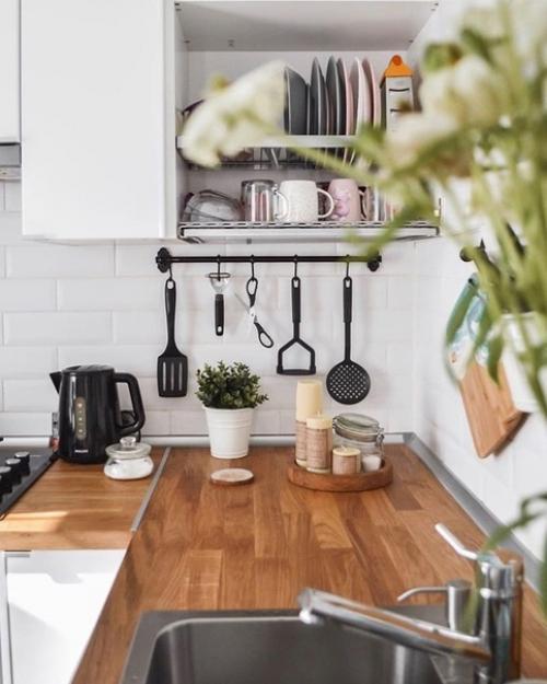 Очень симпатичная кухня с огромным количеством мелочей, которые придают атмосфера уюта. 04