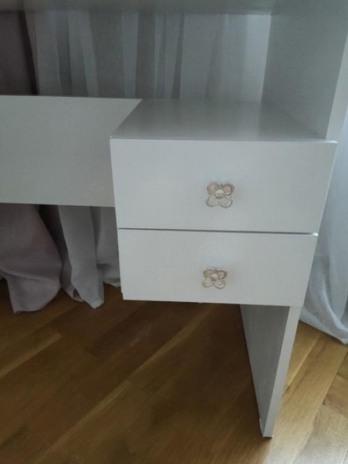 Был такой столик, который уже морально устарел и думали выбрасывать, пока не увидели в сети, что люди превращают старую мебель в современную. 04