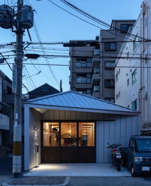 В Японии есть этот миниатюрный домик, соединяющий в себе компактность и функциональность. 01