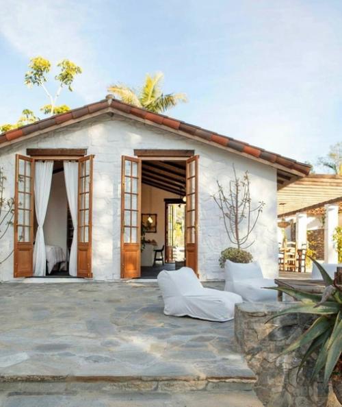 В нём есть все, что нужно для того, чтобы приятно провести летние месяцы. 03