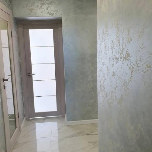 Решил рискнуть и попробовать оформить стены в прихожке при помощи фактурной штукатурки. 02