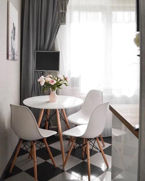 Очень симпатичная кухня с огромным количеством мелочей, которые придают атмосфера уюта. 05