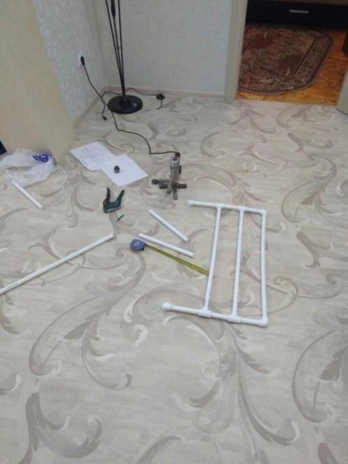 На балконе можно устроить удобное место для сушки мелких вещей. 02