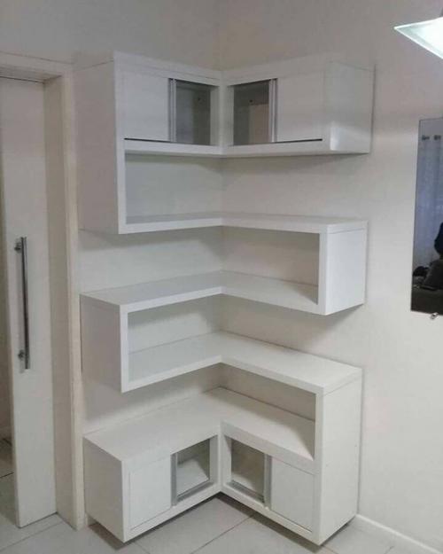 Чтобы угол или стенка не выглядели пусто, можно добавить туда очень интересные стеллажи или полочки.