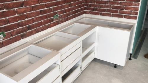 Кухню собирал и устанавливал полностью всю своими руками.