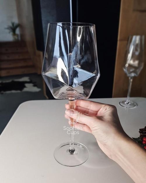 Оригинальные бокалы - идеальный вариант для ценителей стильной посуды. 02