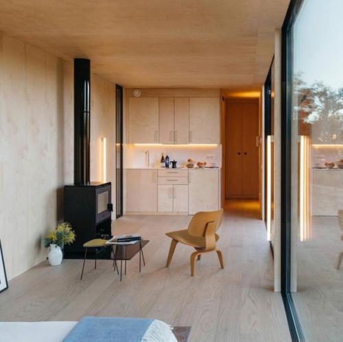 В крохотном доме, находящемся рядом с природой, есть все, что нужно для удобной и спокойной жизни.