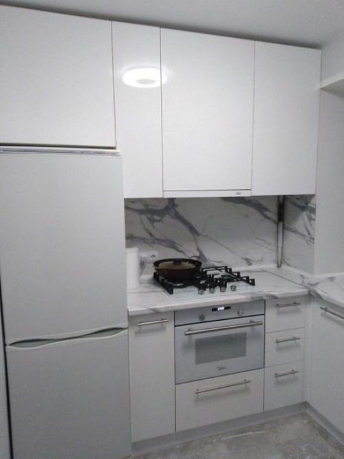 Моя кухня, все в белом, чтобы было светло в помещение.