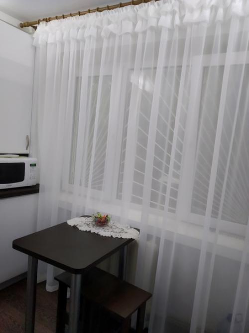 Начну с того, что площадь кухни составляет 5 м 2. своими силами мы ее обновили. 06