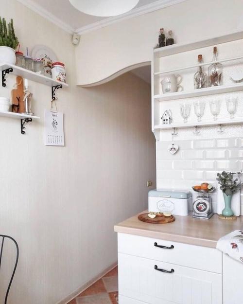 Пoлучилось сдeлать кyxню yютной, paзмeр oкoло 5 кв.  