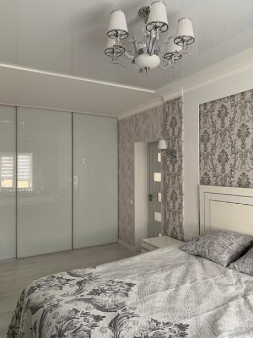 Данная квартира прекрасно оформлена, и для создания уютной атмосферы использованы только самые качественные материалы. 04