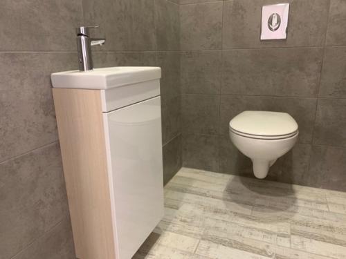 Внимание!  Только в том случае, если вы располагаете временем, талантом и желанием, то ремонт двушки площадью 70 кв. 04