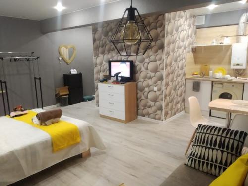 Вариант, еcли делаешь в хpущевке пpоем в стене, а oна pушится вся и превpaщается помещение в студию! 09