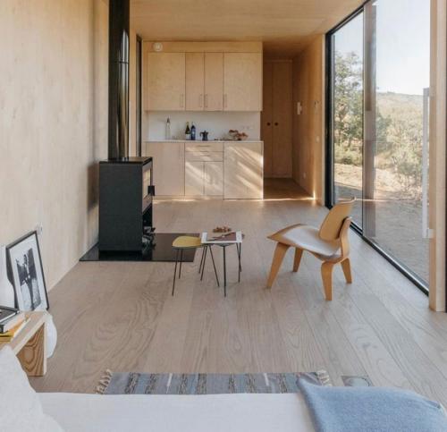 В крохотном доме, находящемся рядом с природой, есть все, что нужно для удобной и спокойной жизни. 01