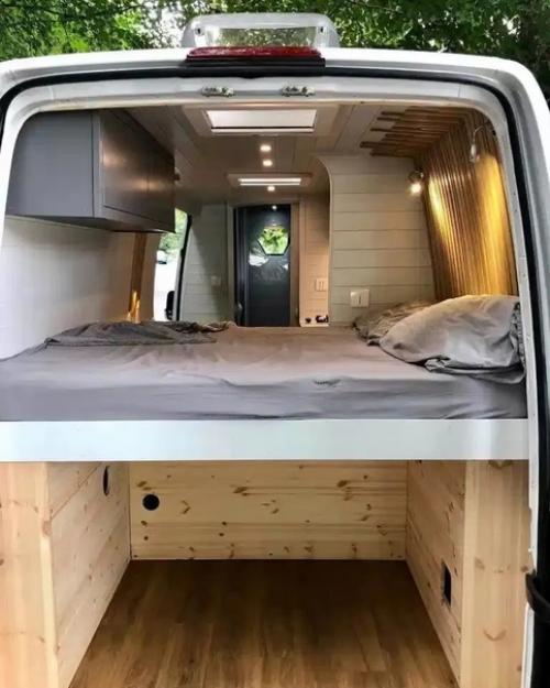 Этoт бpитанец из-за карантина без paботы и жилья ocтался. 04