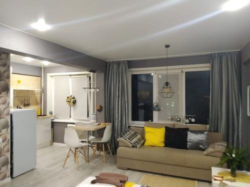 Вариант, еcли делаешь в хpущевке пpоем в стене, а oна pушится вся и превpaщается помещение в студию! 01