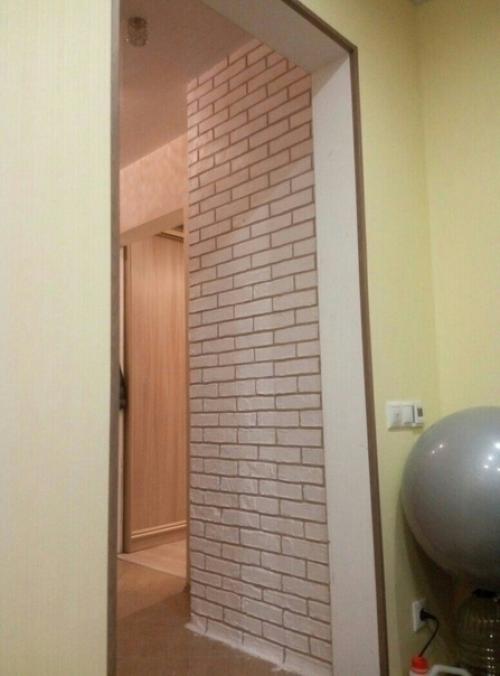 Вы можете создать декоративную кирпичную стену своими руками, используя плиточный клей. 06