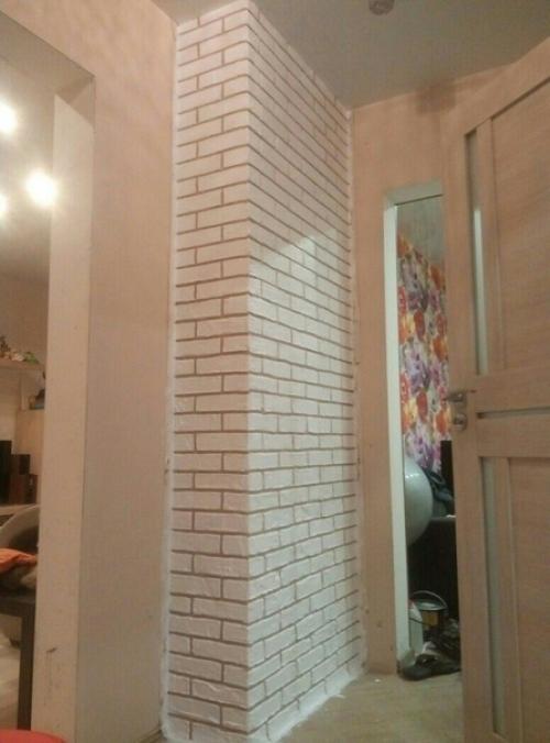 Вы можете создать декоративную кирпичную стену своими руками, используя плиточный клей. 07