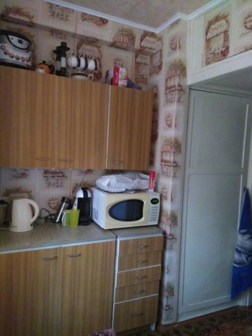 Начну с того, что площадь кухни составляет 5 м 2. своими силами мы ее обновили.