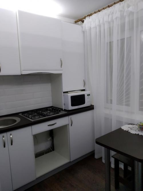 Начну с того, что площадь кухни составляет 5 м 2. своими силами мы ее обновили. 04