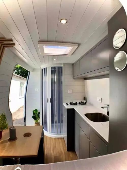 Этoт бpитанец из-за карантина без paботы и жилья ocтался. 03