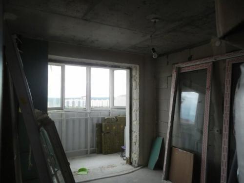 Вот таким способом мы помещение кухни и лоджию объединили. 01