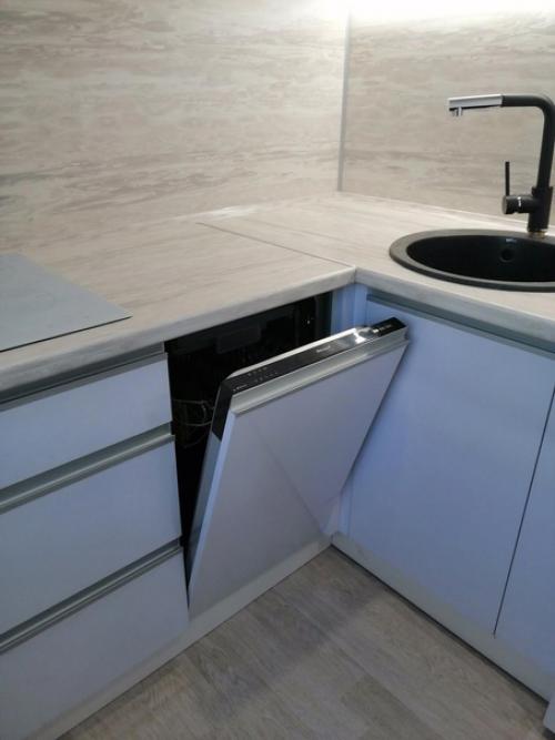 Для достижения нашей цели - создания красивой и современной кухни в хрущёвке - мы решили демонтировать стену. 02