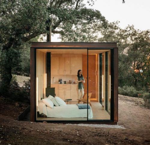 В крохотном доме, находящемся рядом с природой, есть все, что нужно для удобной и спокойной жизни. 03