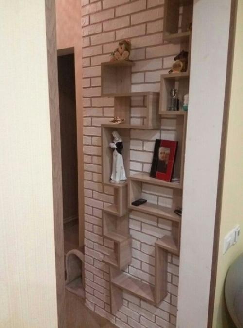 Вы можете создать декоративную кирпичную стену своими руками, используя плиточный клей.