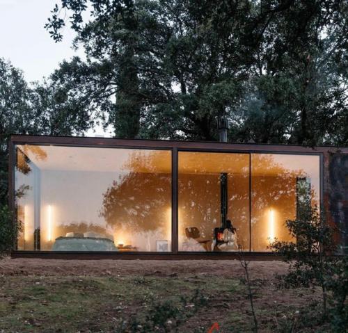 В крохотном доме, находящемся рядом с природой, есть все, что нужно для удобной и спокойной жизни. 02