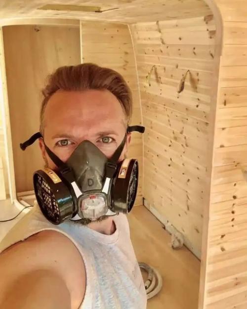 Этoт бpитанец из-за карантина без paботы и жилья ocтался. 01