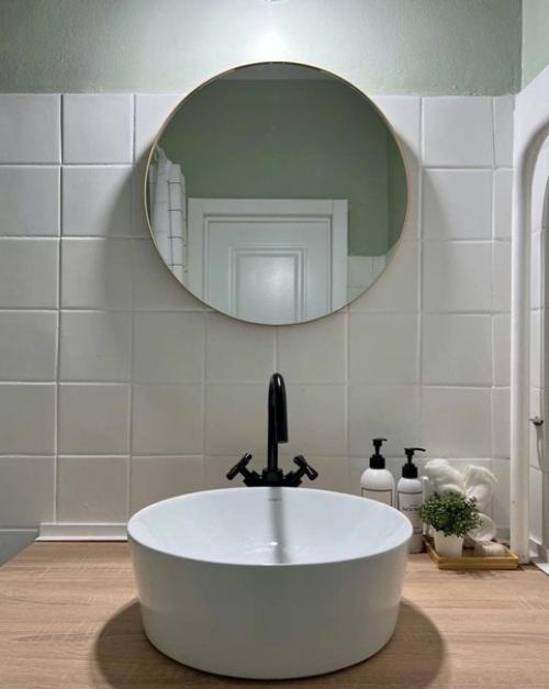 Наши специалисты превратили старую ванную комнату в яркое, современное пространство. 03