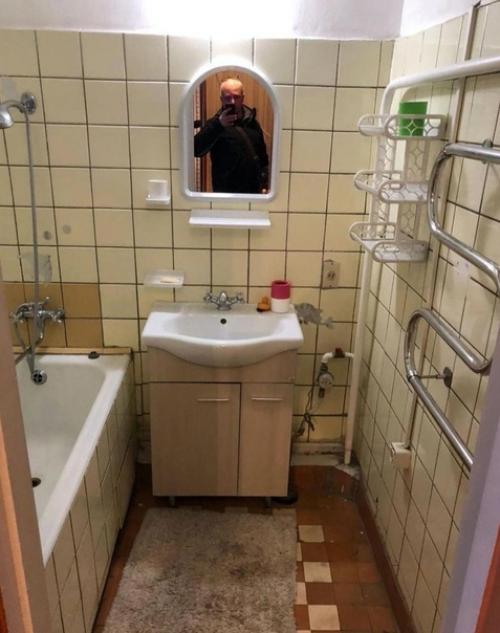 Наши специалисты превратили старую ванную комнату в яркое, современное пространство.