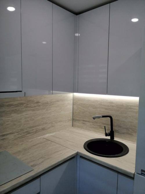 Для достижения нашей цели - создания красивой и современной кухни в хрущёвке - мы решили демонтировать стену. 04