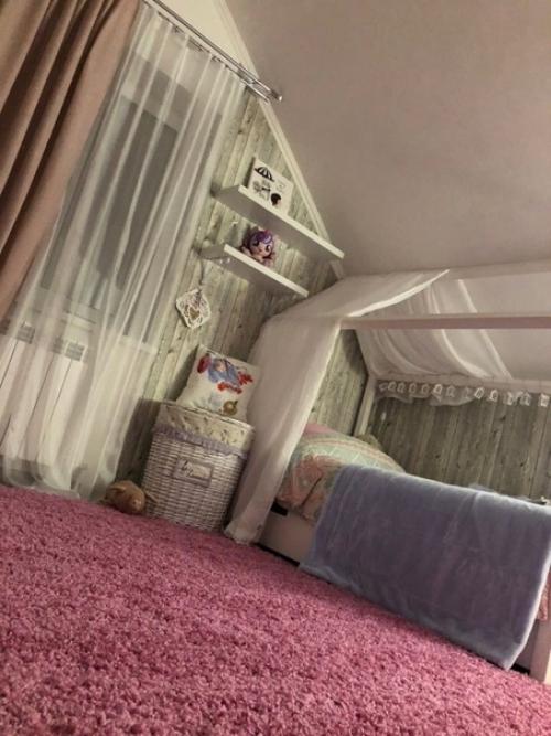 Всю жизнь мечтала о спальне в мансарде, но уступила место для доченьки. 02