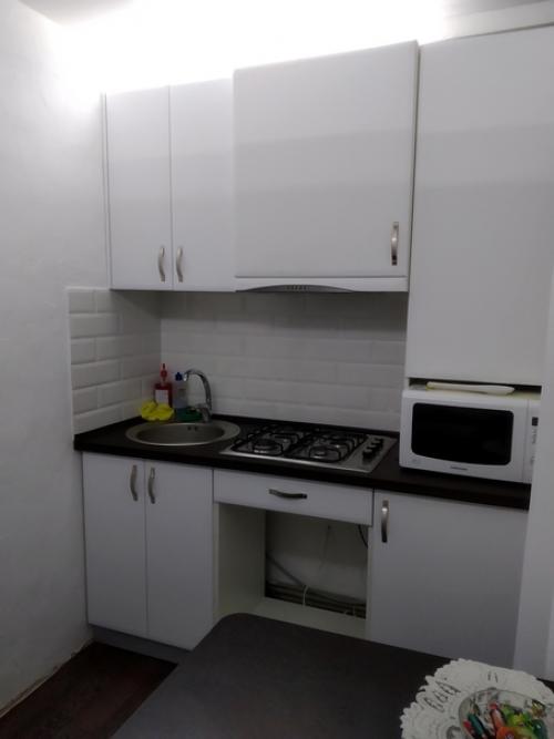 Начну с того, что площадь кухни составляет 5 м 2. своими силами мы ее обновили. 05