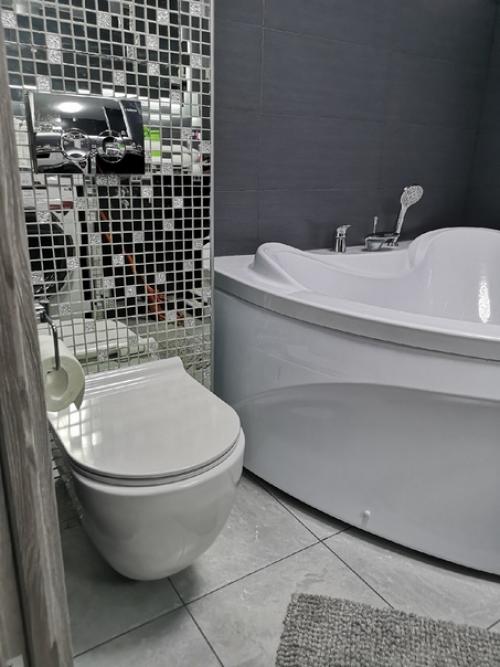 Объединили ванную комнату с санузлом в одно помещение.