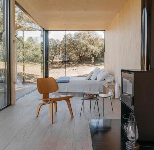 В крохотном доме, находящемся рядом с природой, есть все, что нужно для удобной и спокойной жизни. 04